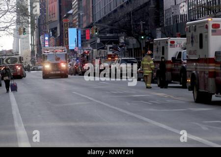 New York, NY, US. 12e. Dec, 2017 services d'incendie et le personnel de l'EMT en stand-by à l'autorité portuaire. © 2017 Ronald G. Lopez/DigiPixsAgain.us Banque D'Images