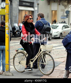 L'Efe Bal dehors et environ sur son vélo comprend : Efe Bal Où : Milan, Italie Quand : 11 Nov 2017 Credit : IPA/WENN.com **Uniquement disponible pour publication au Royaume-Uni, USA, Allemagne, Autriche, Suisse** Banque D'Images