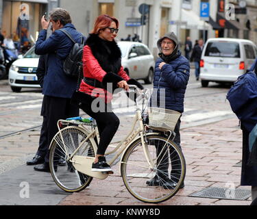 L'Efe Bal dehors et environ sur son vélo comprend : Efe Bal Où : Milan, Italie Quand : 11 Nov 2017 Credit : IPA/WENN.com **Uniquement disponible pour publication au Royaume-Uni, USA, Allemagne, Autriche, Suisse** Banque D'Images