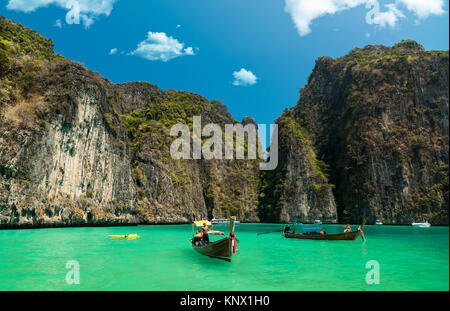 Bateaux Longtail ancrés à Maya Bay sur l'île de Phi Phi Leh, province de Krabi, Thaïlande. Il fait partie du Parc National de Ko Phi Phi. Banque D'Images