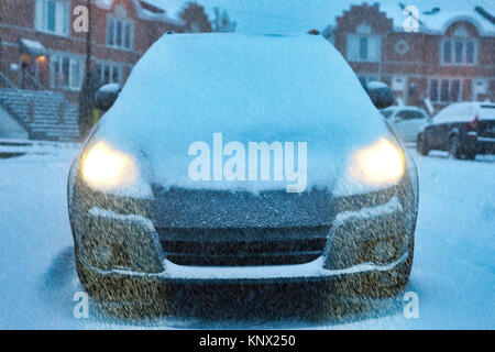 Montréal,Canada,12,décembre 2017.voiture couverte de neige avec des projecteurs durant une chute de neige.Credit;Mario Beauregard/Alamy Live News Banque D'Images