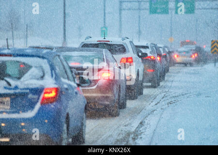 Montréal,Canada,12,décembre 2017.tôt le matin, embouteillage pendant une tempête de neige.Credit;Mario Beauregard/Alamy Live News Banque D'Images