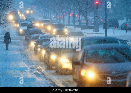 Montréal,Canada,12,décembre 2017.tôt le matin, embouteillage pendant une tempête de neige.Credit;Mario Beauregard/Alamy Live News Banque D'Images