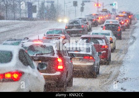 Montréal,Canada,12,décembre 2017.tôt le matin, embouteillage pendant une tempête de neige.Credit;Mario Beauregard/Alamy Live News Banque D'Images