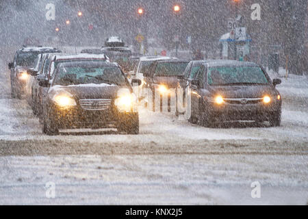 Montréal,Canada,12,décembre 2017.tôt le matin, embouteillage pendant une tempête de neige.Credit;Mario Beauregard/Alamy Live News Banque D'Images