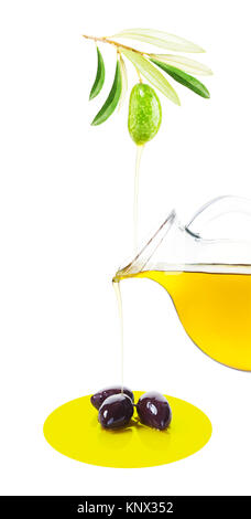 Olive vert et noir et Verre Bouteille de l'huile d'Olive Biologique isolé sur fond blanc Banque D'Images