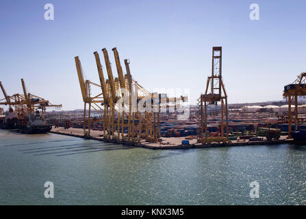 Vue aérienne de grand, grues géantes au port de Barcelone. De nombreux conteneurs et deux navires sont aussi dans la scène. C'est l'une des plus importantes au plan commercial har Banque D'Images