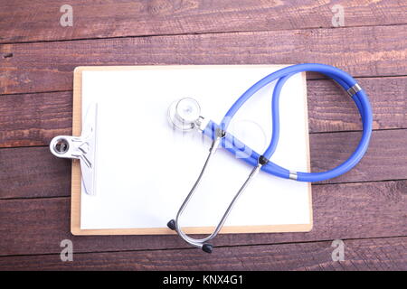 Libre d'un dossier médical avec stéthoscope Banque D'Images