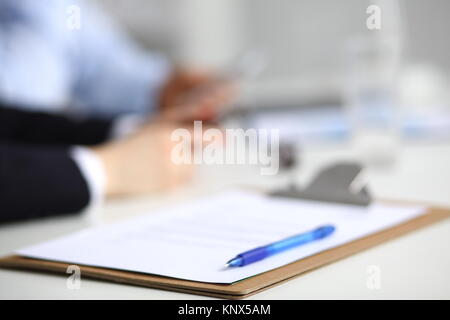 Businesswoman sitting in office, en travaillant avec un ordinateur portable Banque D'Images
