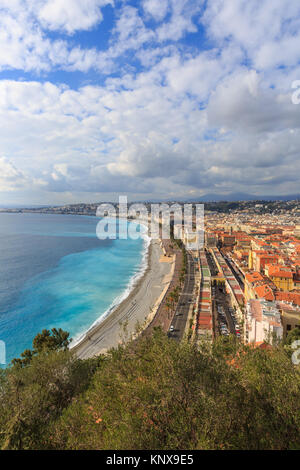 Sur Nice, la plage, le littoral et la ville d'en haut, la Côte d'Azur, d'Azur, France Banque D'Images