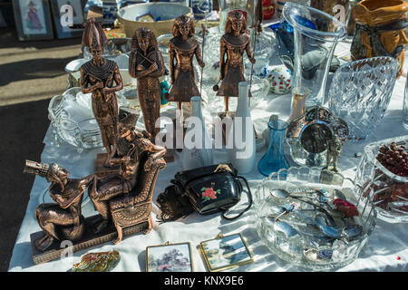 Bric-à-brac d'une échoppe de marché à Tynemouth, Tyne et Wear, Angleterre, Royaume-Uni. Banque D'Images