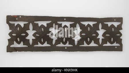 Fragment de frise du Metropolitan Museum of Art, montrant des motifs décoratifs sculptés et des détails de surface caractéristiques de sa période. Banque D'Images