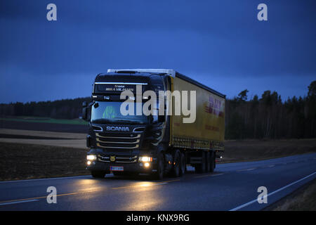 SALO, FINLANDE - le 8 décembre 2017 : bleu foncé Scania R620 de Mika Viljanen semi Trans distances remorque DHL le long de la route dans la soirée dans le sud de la Finlande Banque D'Images