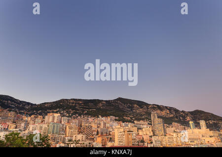 Vue panoramique sur les toits et de Monte Carlo dans la Principauté de Monaco, Cote d'Azur, Medierranean Banque D'Images