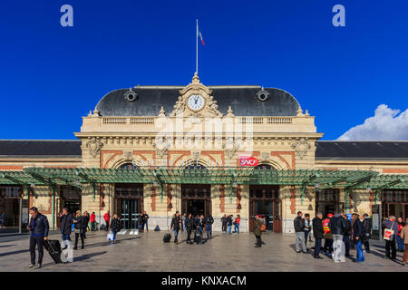 Gare de Nice-ville, extérieur de la gare principale avec ciel bleu, Côte d'Azur, Nice, Côte d'Azur, France Banque D'Images