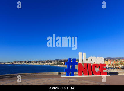 Le 'J'aime Nice' hashtag signe, qui est apparu pour la première fois dans le centre de Nice après les attaques terroristes et s'élève maintenant sur la promenade surplombant Nice, Lit bébé Banque D'Images