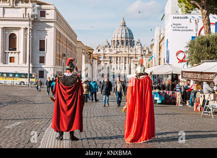 Deux acteurs déguisés en soldats de l'Empire romain dans les rues de Rome, Italie, avec la basilique en arrière-plan Banque D'Images