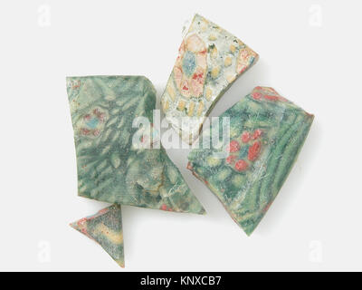 Ces fragments de verre proviennent d'un ancien récipient, reflétant la culture matérielle et les techniques de verrerie de l'époque. Ils font partie de la collection du Metropolitan Museum of Art. Banque D'Images