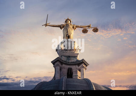 Lady or La Justice statue sur le dessus de l'Old Bailey à Londres, en Angleterre, avec un ciel de coucher du soleil à l'arrière-plan Banque D'Images