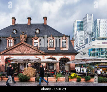 Francfort, Allemagne.Les gens à pied passé historique de la vieille garde principal immeuble sur la place Hauptwache maintenant un café, restaurant & bar Banque D'Images