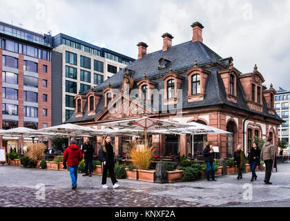 Francfort, Allemagne.Les gens à pied passé historique de la vieille garde principal immeuble sur la place Hauptwache maintenant un café, restaurant & bar Banque D'Images