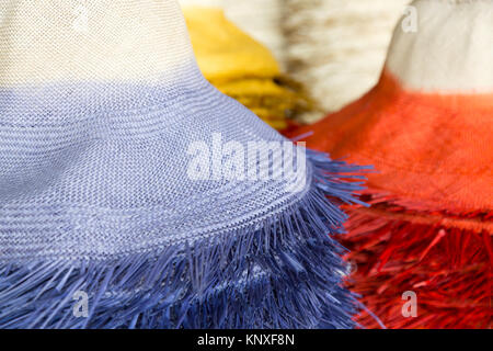 Chapeau Panama - PANAMA chapeaux colorés réalisés dans un panama hat Factory, usine Homero Ortega, Cuenca, Équateur Amérique du Sud Banque D'Images