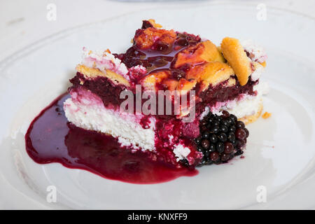 Framboises noires tranche de gâteau au fromage Banque D'Images