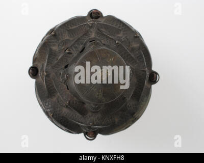 Ce censure MET est un récipient en alliage de cuivre de l'Allemagne médiévale, conçu pour brûler de l'encens pendant les cérémonies religieuses, mettant en valeur l'artisanat et la fonction cérémonielle. Banque D'Images