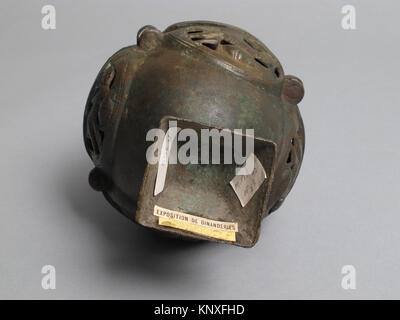 Ce censeur allemand MET (sf09-152-3S6) du XIe au XIIe siècle est fait d'alliage de cuivre pour être utilisé dans la combustion de l'encens pendant les cérémonies religieuses. Banque D'Images