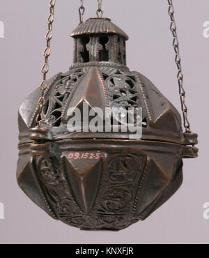 Ce censure MET EN alliage de cuivre du XIIIe siècle représente des motifs animaux et de volutes, illustrant la métallurgie médiévale et l'art décoratif. Banque D'Images