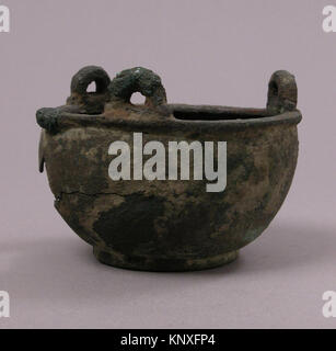 Cette censure de la collection du Metropolitan Museum of Art est faite d'alliage de cuivre, démontrant le matériau, la forme et la conception décorative médiévale. Banque D'Images