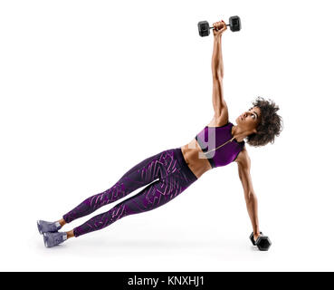 Strong girl doing planche fitness poste exerce avec haltères. Photo de petite fille africaine en silhouette sur fond blanc. En bonne santé et de remise en forme lifest Banque D'Images