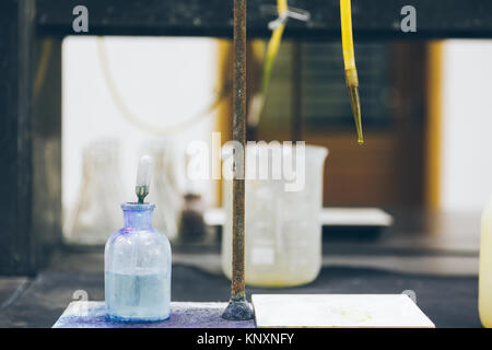 Detail shot de béchers et équipement sur table en laboratoire d'usine. Banque D'Images