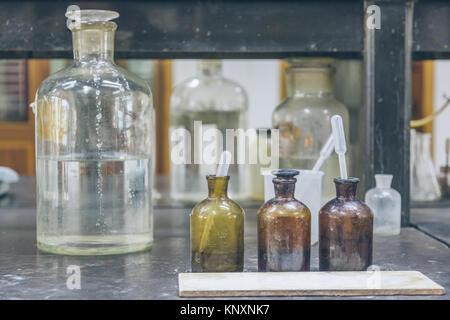 Detail shot de béchers et équipement sur table en laboratoire d'usine. Banque D'Images