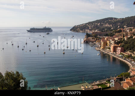 Avis de Villefranche-Sur-Mer sur la Côte d'Azur, France, lors de la visite du navire de croisière. Banque D'Images