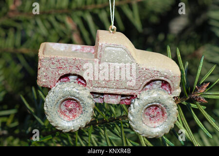 Couvert de boue camion 4 roues motrices ornement de Noël avec un peu d'étincelle ajouté accroché sur arbre de Noël Banque D'Images