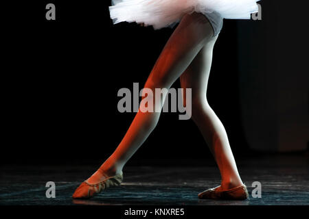 Les jambes d'une jeune fille qui pratique le ballet classique. Banque D'Images