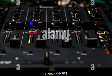 Le panneau Mélangeur pour créer de la musique électronique. Banque D'Images