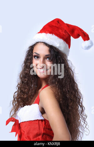 Portrait of beautiful brunette woman wearing santa claus vêtements Banque D'Images