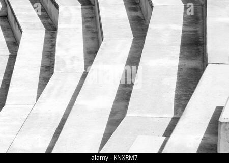 Photographie en noir et blanc d'une structure en béton avec de grandes étapes. Banque D'Images