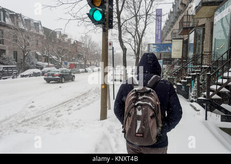 Montréal, Canada - 12 décembre 2017 : marcher sur la rue Saint Denis lors de la première tempête de neige de la saison. Banque D'Images