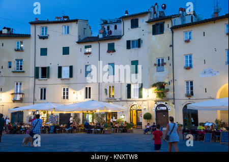 La Piazza dell'Anfiteatro suivant la forme de l'ancien amphithéâtre romain dans le centre historique de Lucca, Toscane, Italie. 31 août 2017 © Wojciech Strozy Banque D'Images