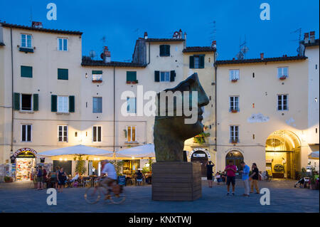 Sculpture de Tindaro (Dom) par le sculpteur polonais Igor Mitoraj sur la Piazza dell'Anfiteatro suivant la forme de l'ancien amphithéâtre romain en H Banque D'Images