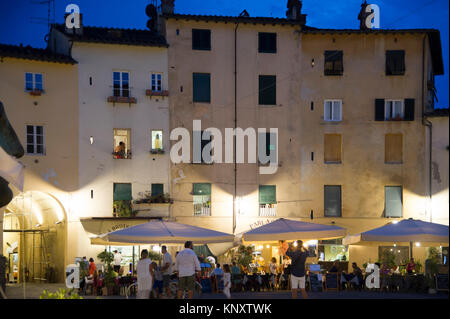 La Piazza dell'Anfiteatro suivant la forme de l'ancien amphithéâtre romain dans le centre historique de Lucca, Toscane, Italie. 31 août 2017 © Wojciech Strozy Banque D'Images