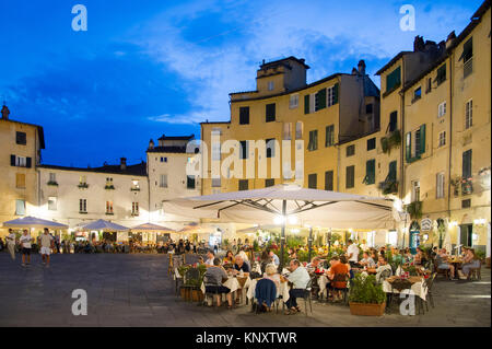 La Piazza dell'Anfiteatro suivant la forme de l'ancien amphithéâtre romain dans le centre historique de Lucca, Toscane, Italie. 31 août 2017 © Wojciech Strozy Banque D'Images