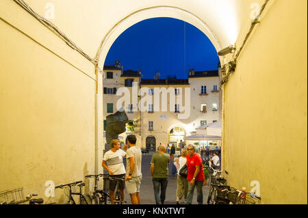 La Piazza dell'Anfiteatro suivant la forme de l'ancien amphithéâtre romain dans le centre historique de Lucca, Toscane, Italie. 31 août 2017 © Wojciech Strozy Banque D'Images