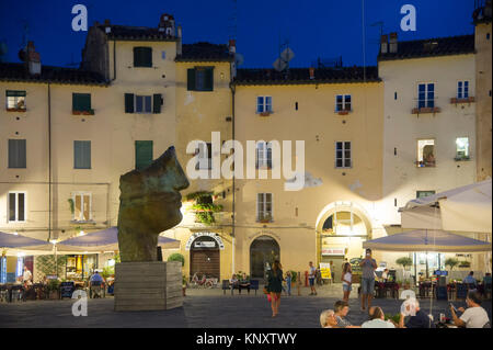 Sculpture de Tindaro (Dom) par le sculpteur polonais Igor Mitoraj sur la Piazza dell'Anfiteatro suivant la forme de l'ancien amphithéâtre romain en H Banque D'Images