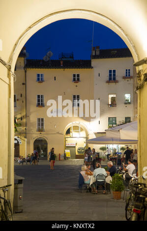 La Piazza dell'Anfiteatro suivant la forme de l'ancien amphithéâtre romain dans le centre historique de Lucca, Toscane, Italie. 31 août 2017 © Wojciech Strozy Banque D'Images