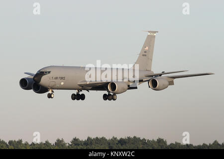 KC-135R de la Maine Air National Guard à Bangor ANGB arrivant à RAF Mildenhall à Suffolk début décembre, par un froid matin. Banque D'Images