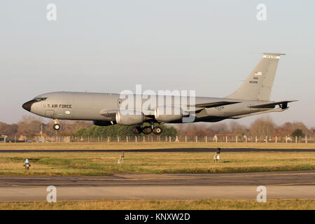 KC-135R de la Maine Air National Guard à Bangor ANGB arrivant à RAF Mildenhall à Suffolk début décembre, par un froid matin. Banque D'Images